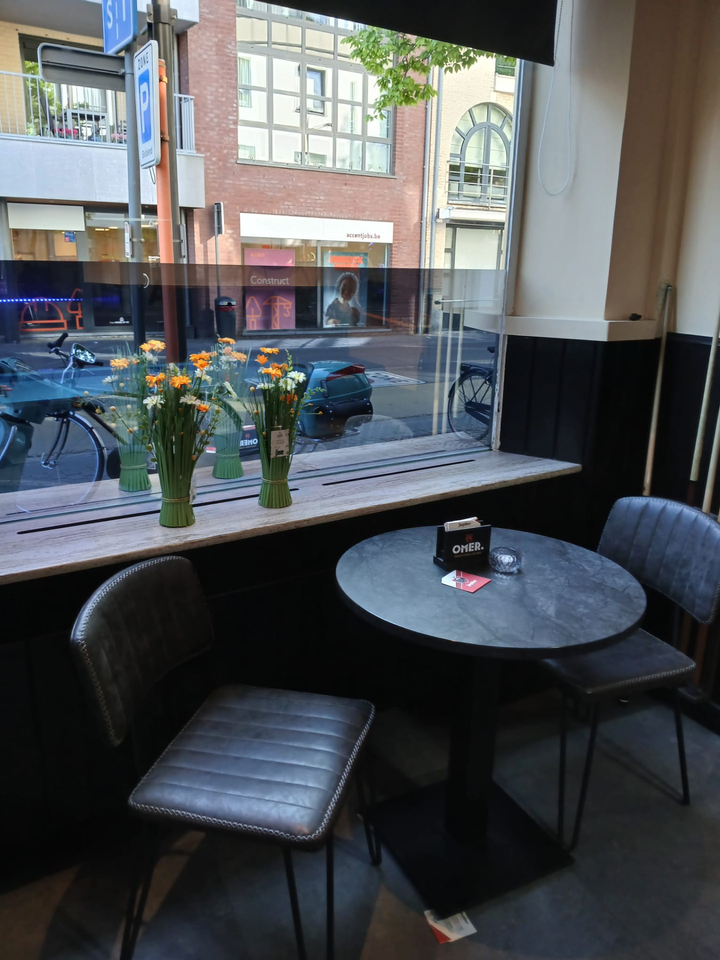Tafeltje aan het raam met zicht op de straat