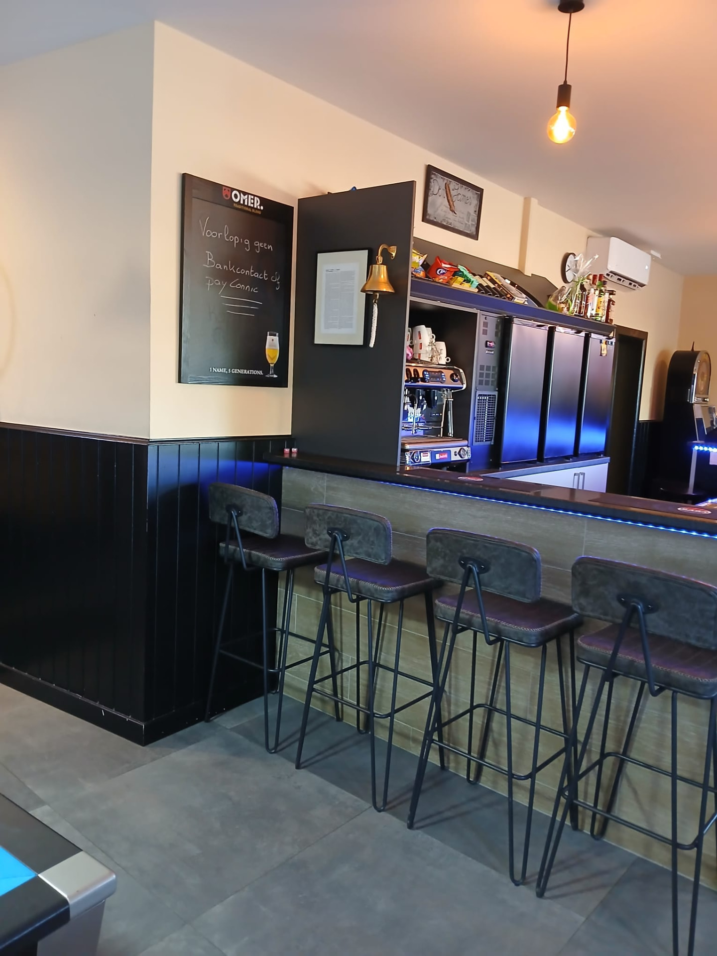 De toog van Café Den James in Mol