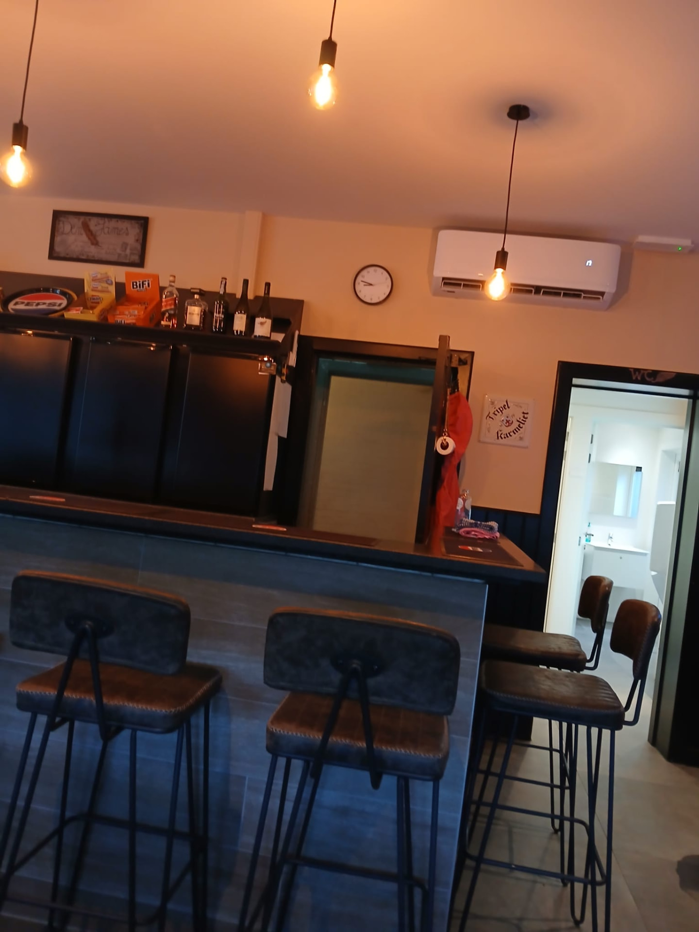 Bar met sfeerverlichting in Café Den James