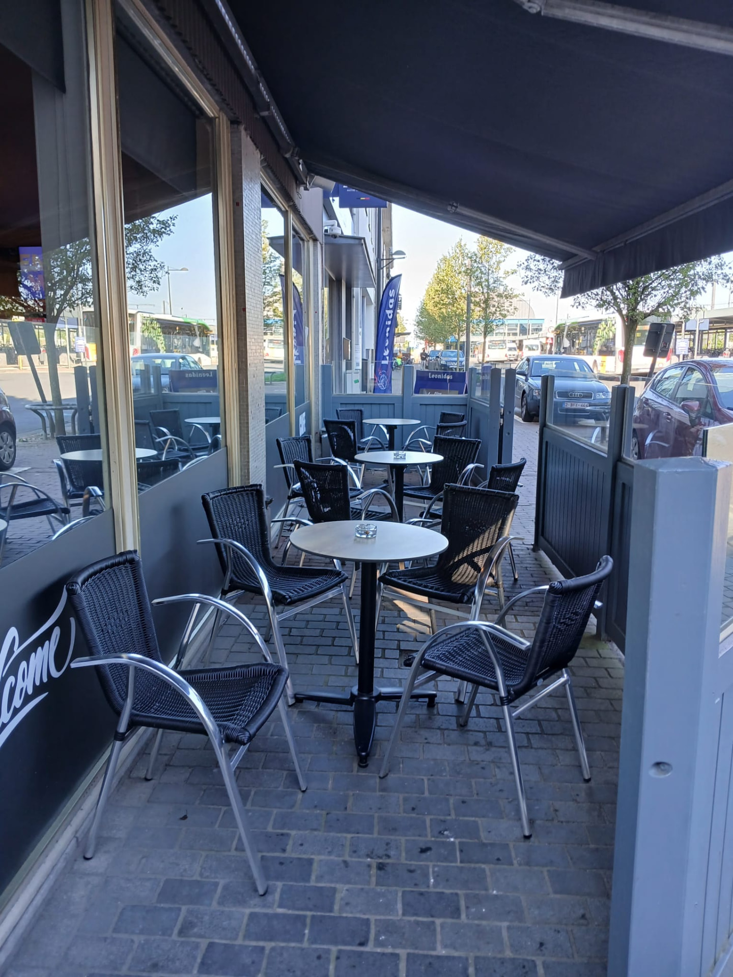 Het terras van Den James aan de straatkant